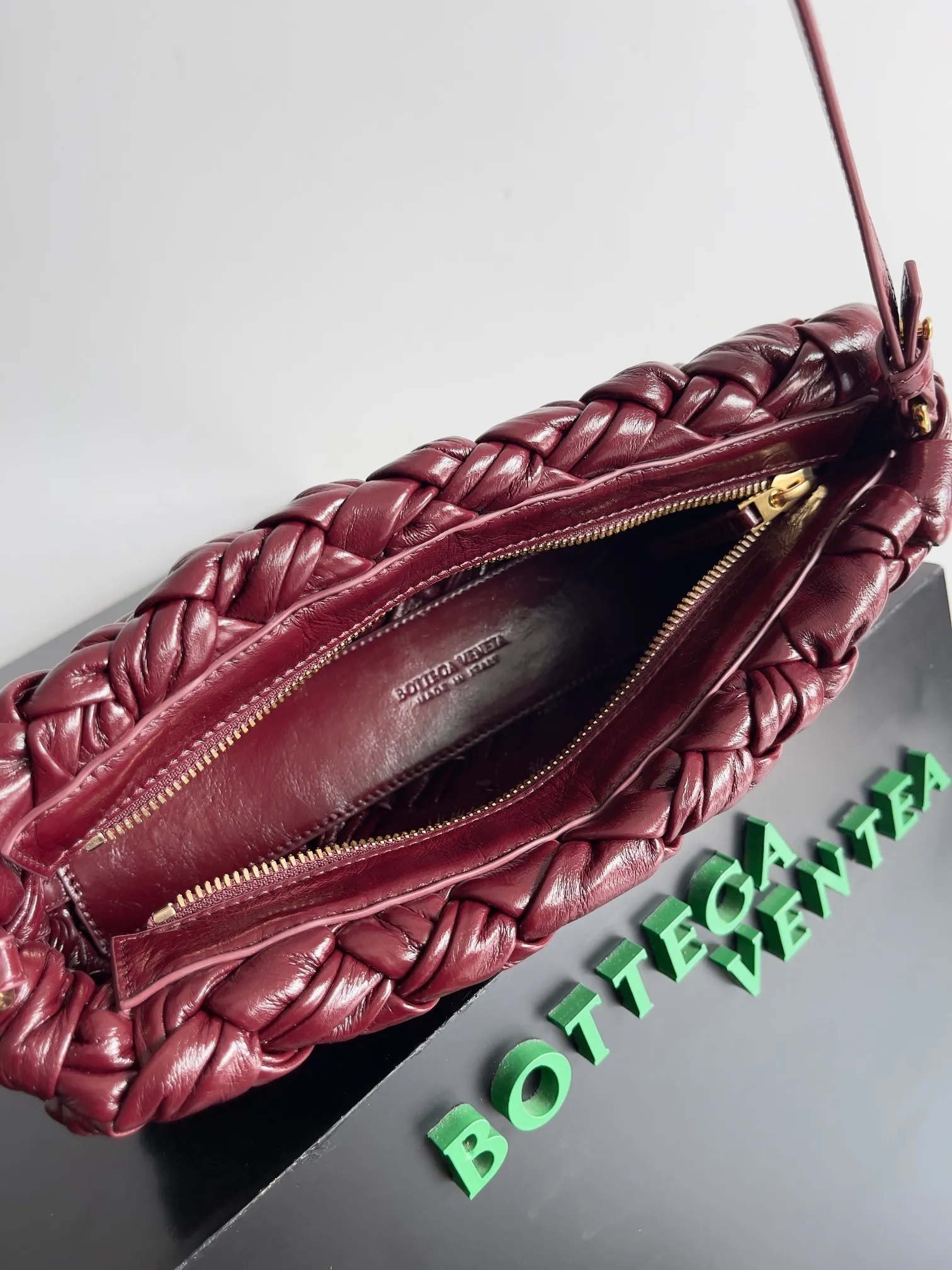 Batch 2560 BottegaVeneta's latest Kalimero cha cha fashionable chacha woven handbag, a solid product! This is really not easy to make. The oil-waxed cowhide used requires craftsmen with more than 10 years of experience to produce the effect. The hand-knitting process is very difficult and time-consuming. It is a very heavy-duty product. It has a unique texture and is worth buying. The length of the shoulder straps is also perfectly adjustable. Style number: 785780 Size: 28.5*15*6cm